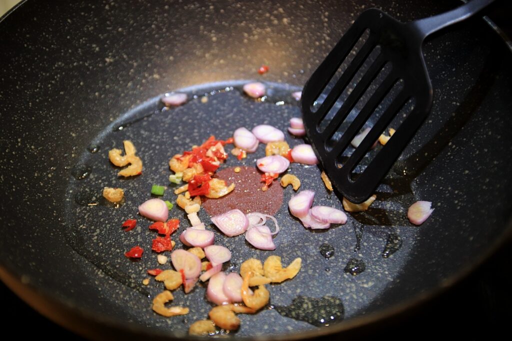 泰式酸辣海鲜冬粉：夏天最需要的泰国菜食谱!