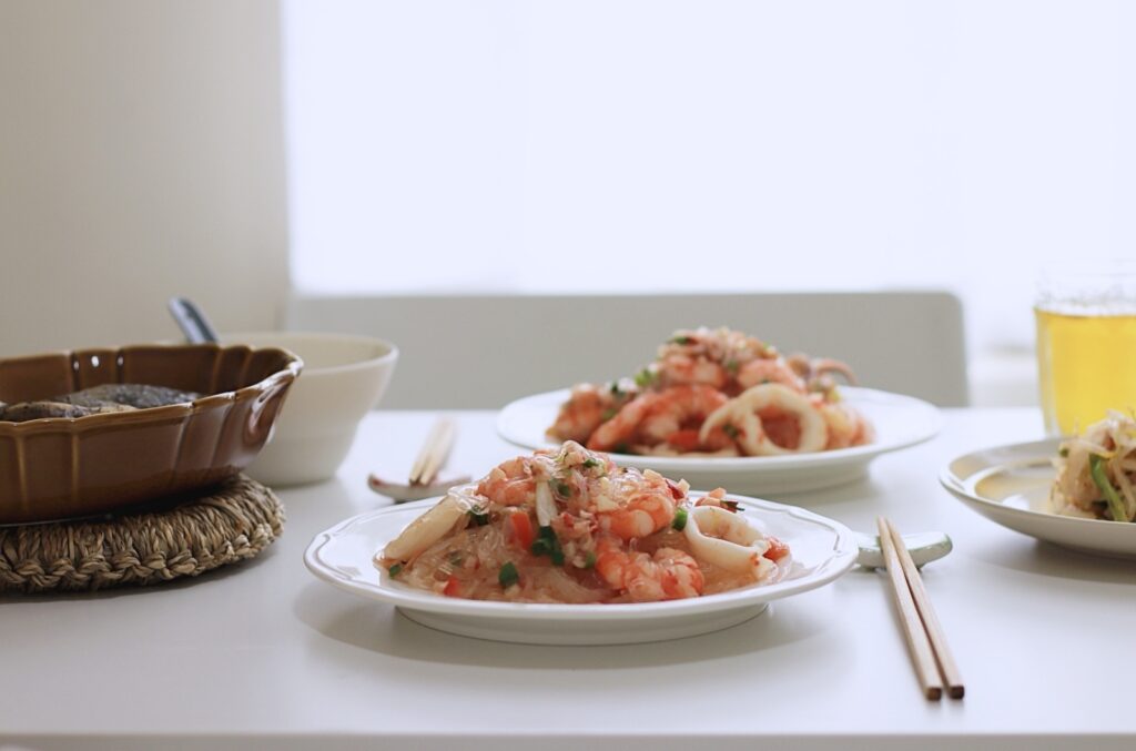 泰式酸辣海鲜冬粉：夏天最需要的泰国菜食谱!