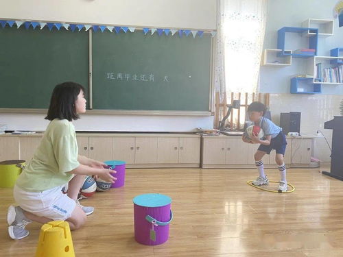 小鸡回家(下雨天鸡妈妈接小鸡回家的看图写话)